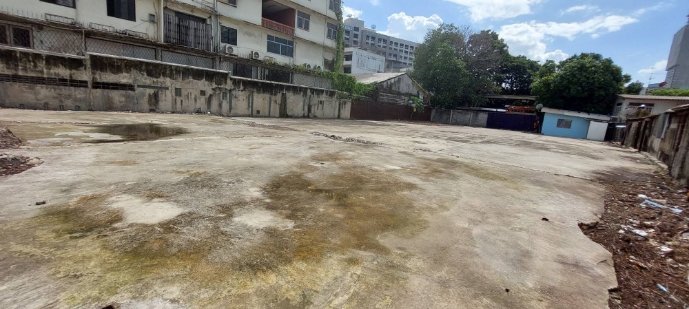 [KT-7] Land in Khlong Toei for rent (293 sq m.) (50x23.5 sq m.) Empty Area for rent next to the main road (ที่ดินเปล่าให้เช่า แถวคลองเตย ใกล้ถนน (293 sq m.) (50x23.5 sq m.)) : ที่ดินให้เช่า Number of Bedrooms ห้องนอน ใกล้ศูนย์ประชุมแห่งชาติสิริกิติ์ ที่ดิ