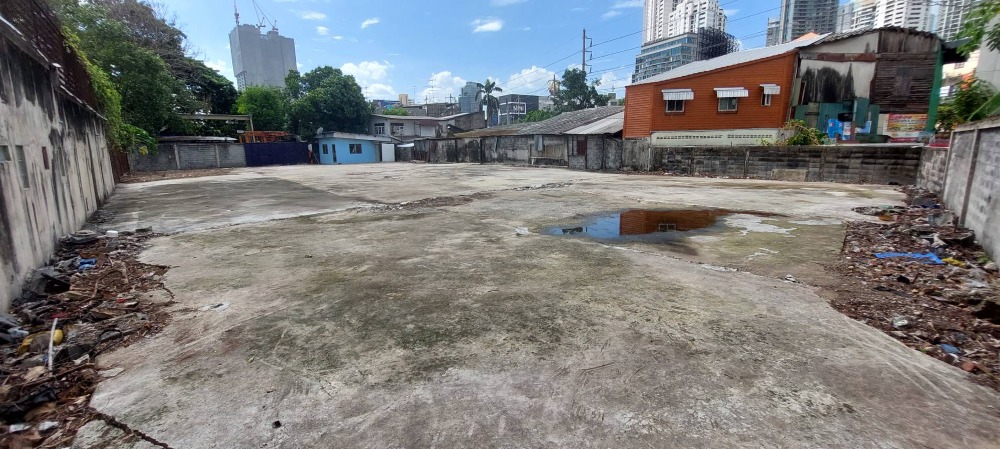 [KT-7] Land in Khlong Toei for rent (293 sq m.) (50x23.5 sq m.) Empty Area for rent next to the main road (ที่ดินเปล่าให้เช่า แถวคลองเตย ใกล้ถนน (293 sq m.) (50x23.5 sq m.)) : ที่ดินให้เช่า Number of Bedrooms ห้องนอน ใกล้ศูนย์ประชุมแห่งชาติสิริกิติ์ ที่ดิ