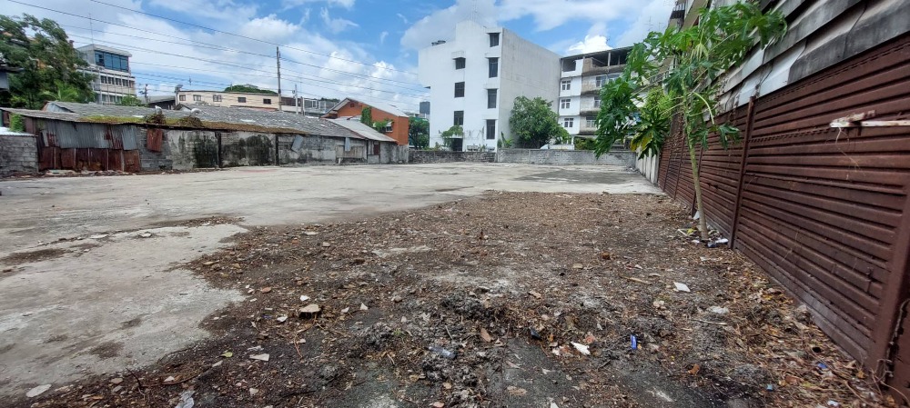 [KT-7] Land in Khlong Toei for rent (293 sq m.) (50x23.5 sq m.) Empty Area for rent next to the main road (ที่ดินเปล่าให้เช่า แถวคลองเตย ใกล้ถนน (293 sq m.) (50x23.5 sq m.)) : ที่ดินให้เช่า Number of Bedrooms ห้องนอน ใกล้ศูนย์ประชุมแห่งชาติสิริกิติ์ ที่ดิ