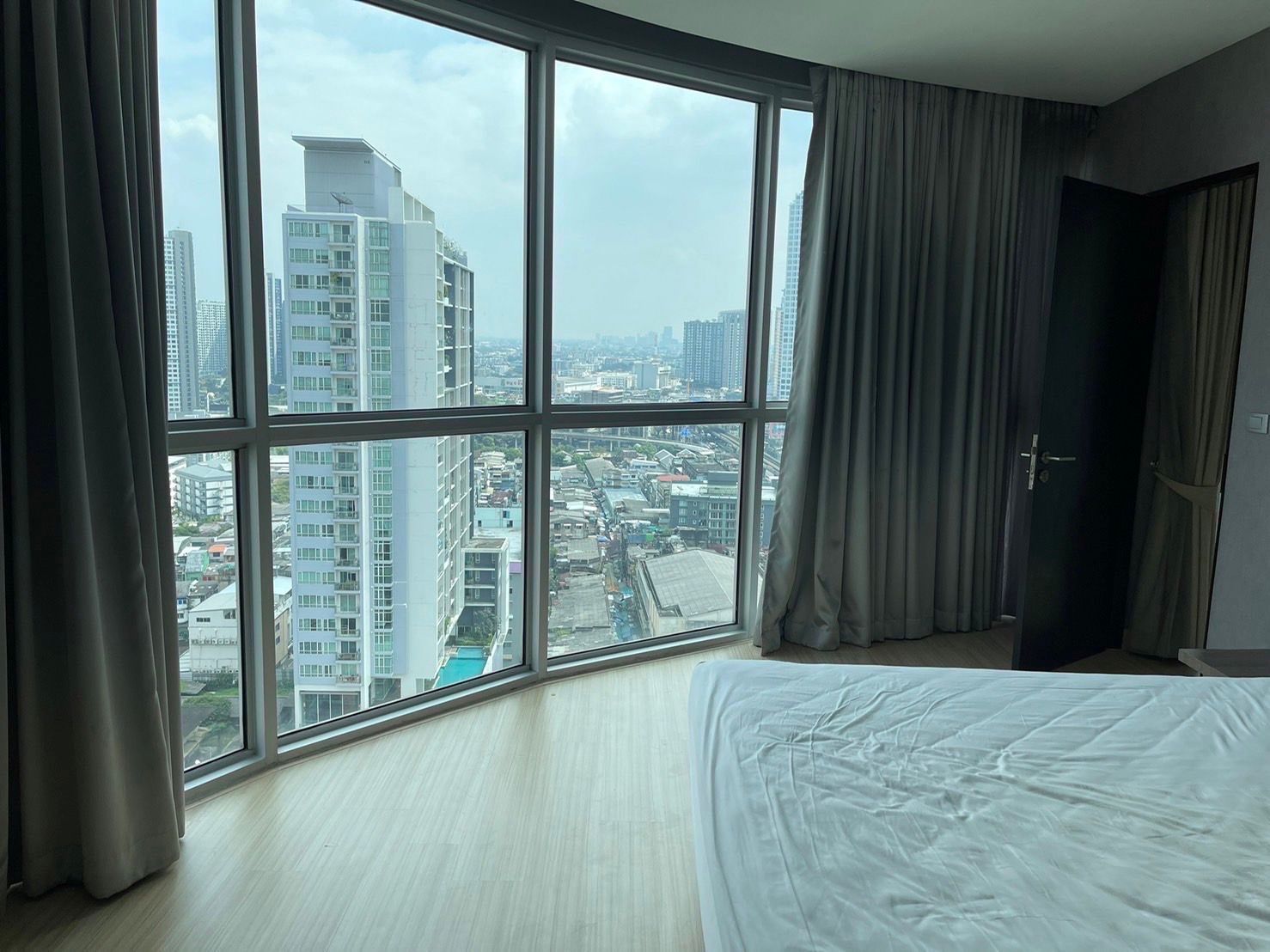 [ON-94] Sky Walk Condominium (สกายวอล์ค คอนโดมิเนียม) : คอนโดมิเนียมให้เช่า 1 ห้องนอน ใกล้พระโขนง คอนโดดี ทำเลได้ ส่วนกลางจัดเต็ม