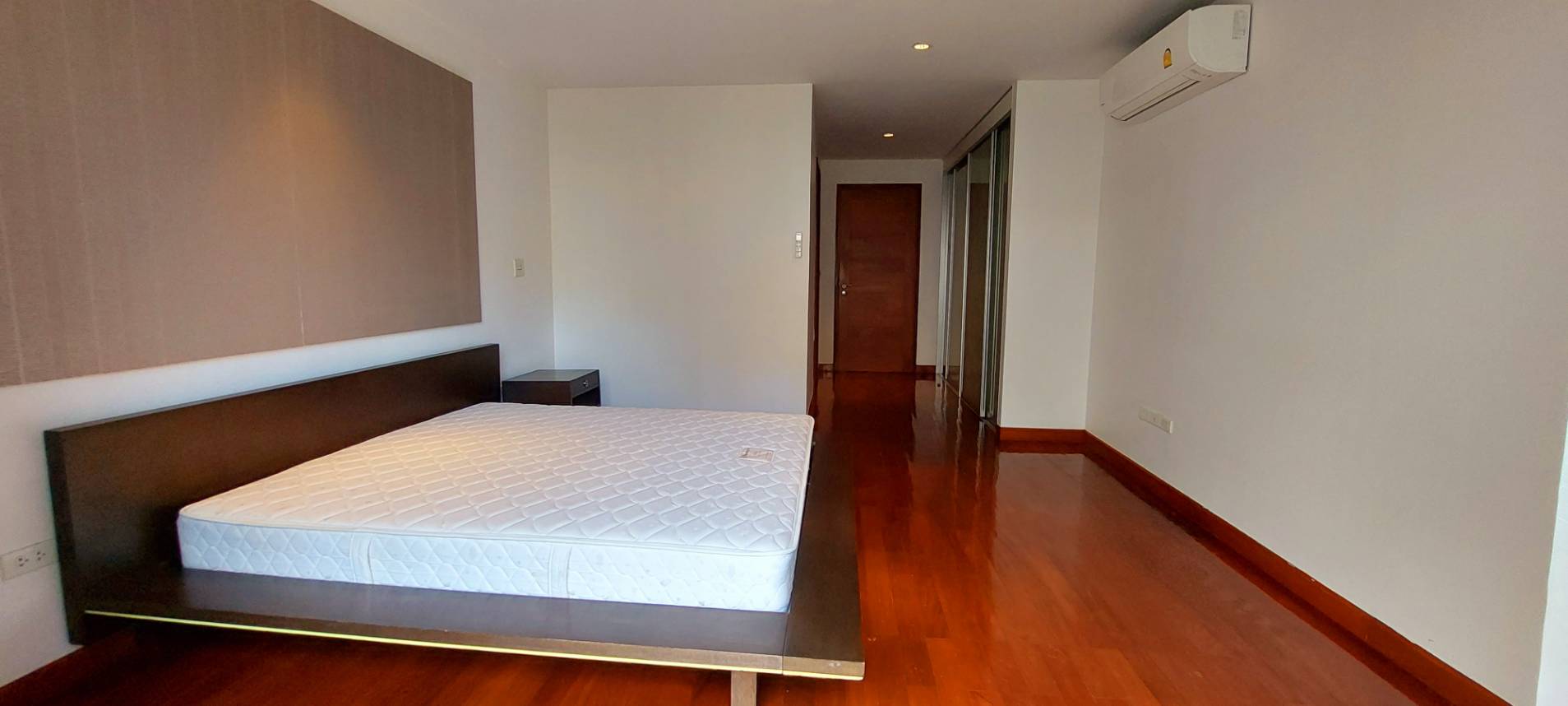 [SUP-52] Levara Residence (เลอวารา เรสซิเด๊นซ์) : คอนโดมิเนียมให้เช่า เลี้ยงสัตว์ได้ 4 ห้องนอน ใกล้พร้อมพงษ์ คอนโดให้เช่า ติดต่อเพื่อขอชมห้องได้ วันนี้