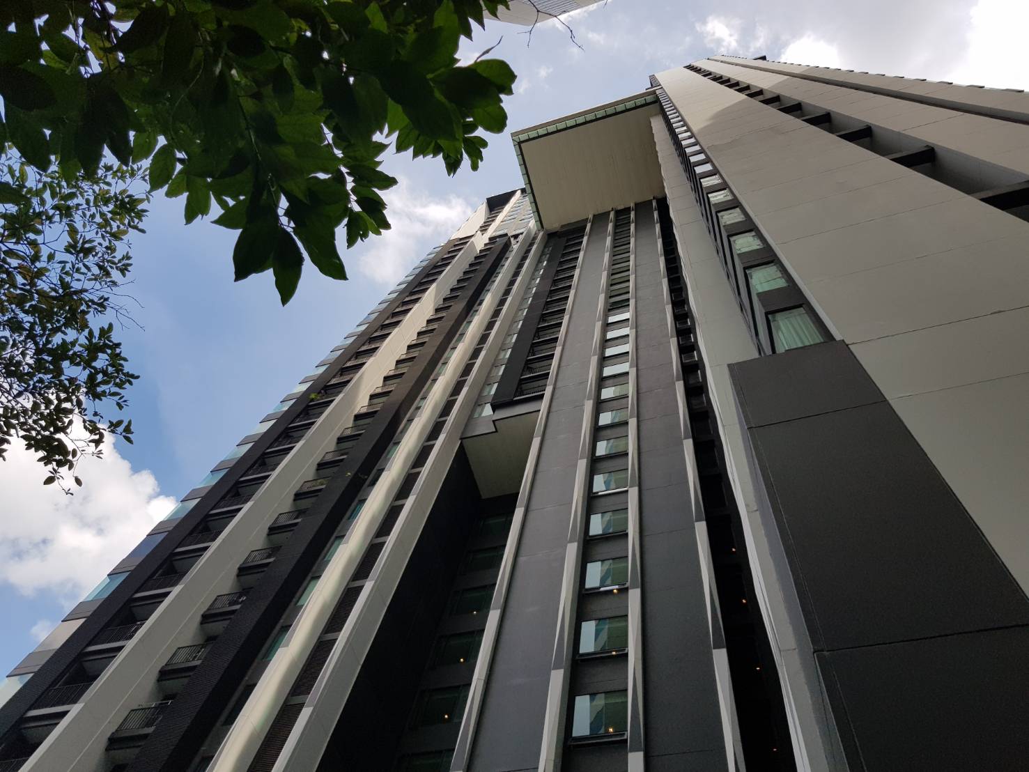 [SUT-143] Eight Thonglor Residence Condominium (เอท ทองหล่อ เรสซิเดนส์ซ คอนโดมิเนียม) : คอนโดมิเนียมให้เช่า 1 ห้องนอน ใกล้ทองหล่อ คอนโดดี ทำเลได้ ส่วนกลางจัดเต็ม