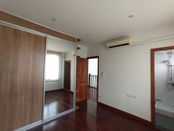 [HU-81] Townhouse for Sale near Thailand Cultural Centre (ขายทาวน์เฮ้าส์ ใกล้ ศูนย์วัฒนธรรมแห่งประเทศไทย) : ขายทาวน์เฮ้าส์ 3 ห้องนอน ใกล้ศูนย์วัฒนธรรมแห่งประเทศไทย บ้านสวย น่าลงทุน