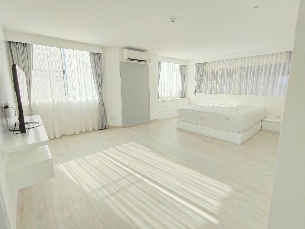 [SI-193] Silom Condominium (สีลม คอนโดมิเนียม) : คอนโดมิเนียมให้เช่า เลี้ยงสัตว์ได้ 2 ห้องนอน ใกล้ศาลาแดง คอนโดให้เช่า ติดต่อเราเลย!