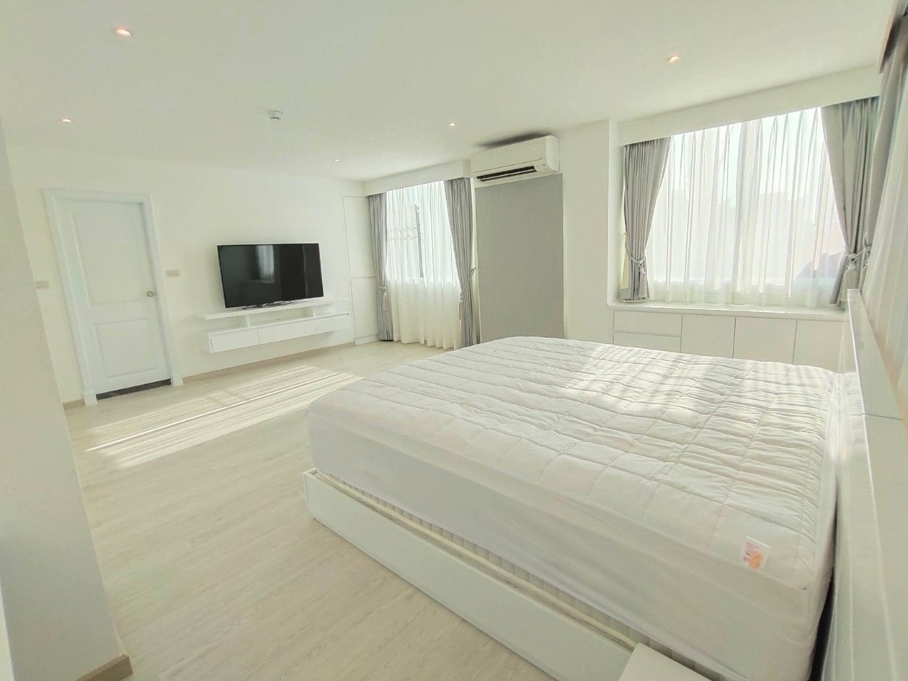 [SI-193] Silom Condominium (สีลม คอนโดมิเนียม) : คอนโดมิเนียมให้เช่า เลี้ยงสัตว์ได้ 2 ห้องนอน ใกล้ศาลาแดง คอนโดให้เช่า ติดต่อเราเลย!