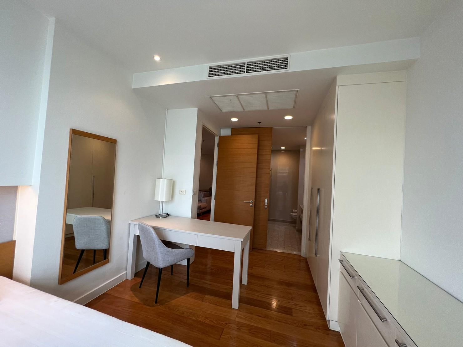 [CHC-511] Chatrium Riverside Condominium (ชาเทรียม ริเวอร์ไซด์ คอนโดมิเนียม) : คอนโดมิเนียมให้เช่า 2 ห้องนอน ใกล้สะพานตากสิน คอนโดพร้อมเข้าอยู่