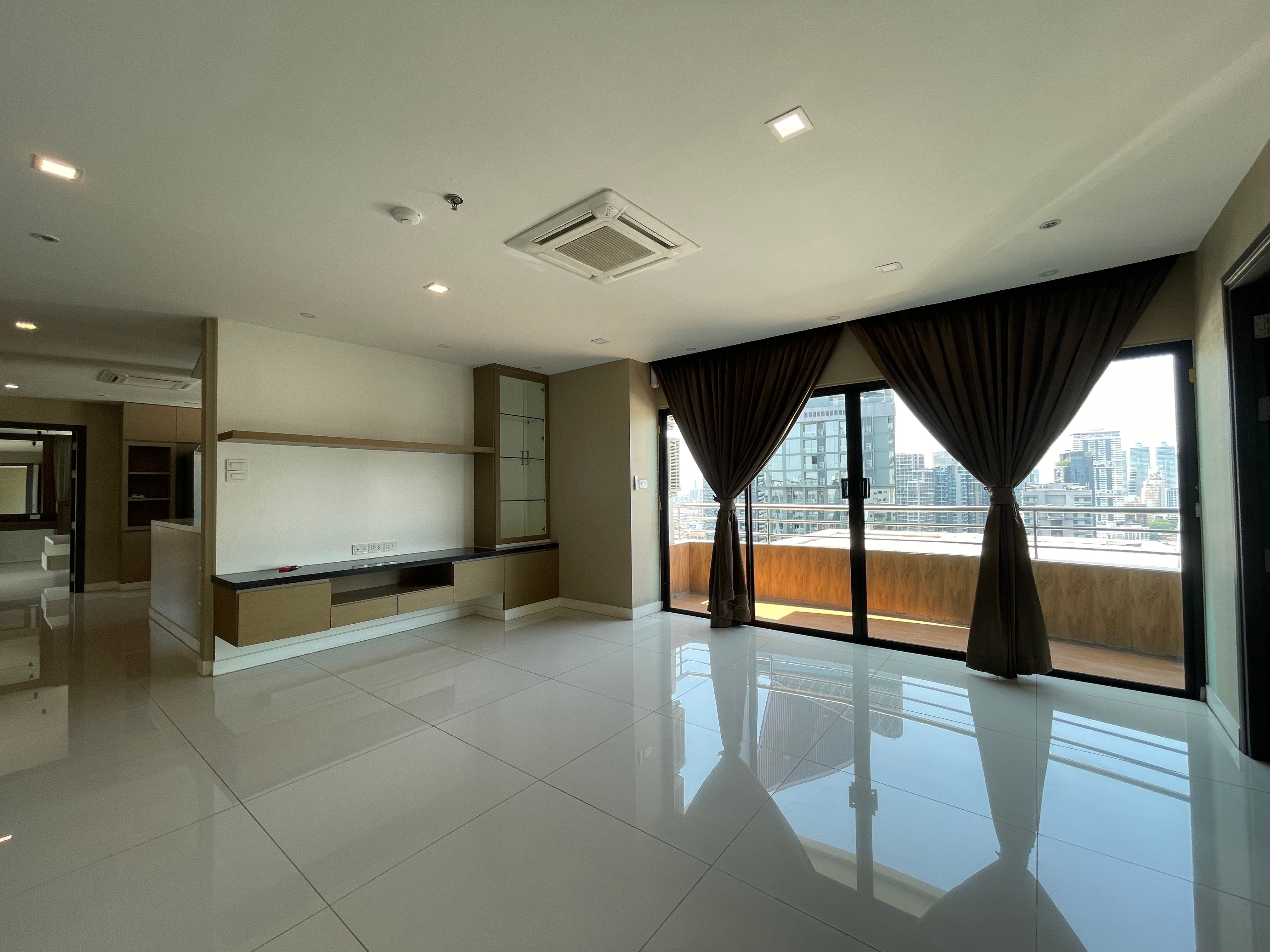 [SUT-581] Top View Tower Condominium (ท็อป วิว ทาวเวอร์ คอนโดมิเนียม) : ขายคอนโดมิเนียม 2 ห้องนอน ใกล้ทองหล่อ ดีลดีอยู่ไม่นาน ติดต่อเราเลยวันนี้!