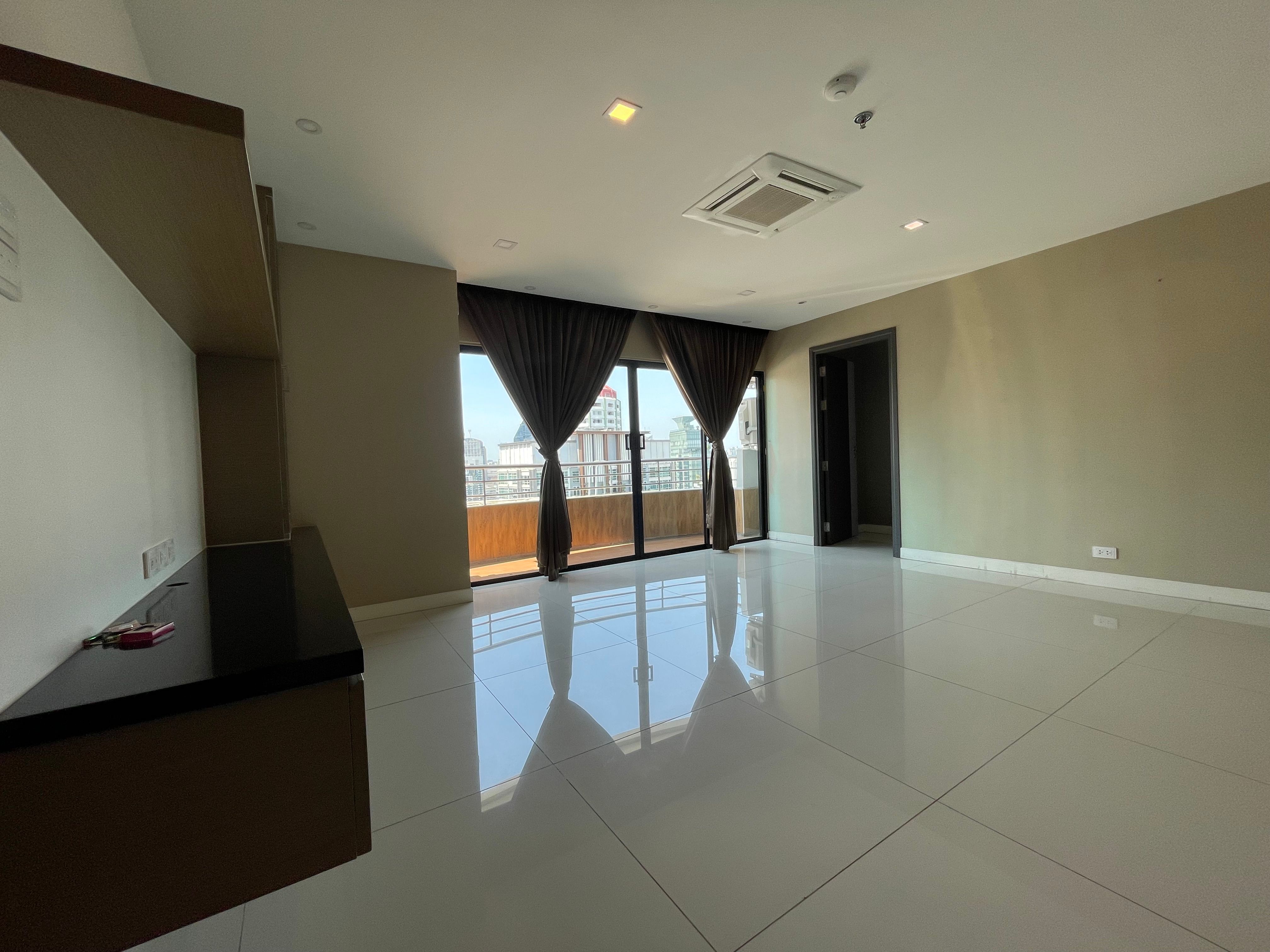 [SUT-581] Top View Tower Condominium (ท็อป วิว ทาวเวอร์ คอนโดมิเนียม) : ขายคอนโดมิเนียม 2 ห้องนอน ใกล้ทองหล่อ ดีลดีอยู่ไม่นาน ติดต่อเราเลยวันนี้!