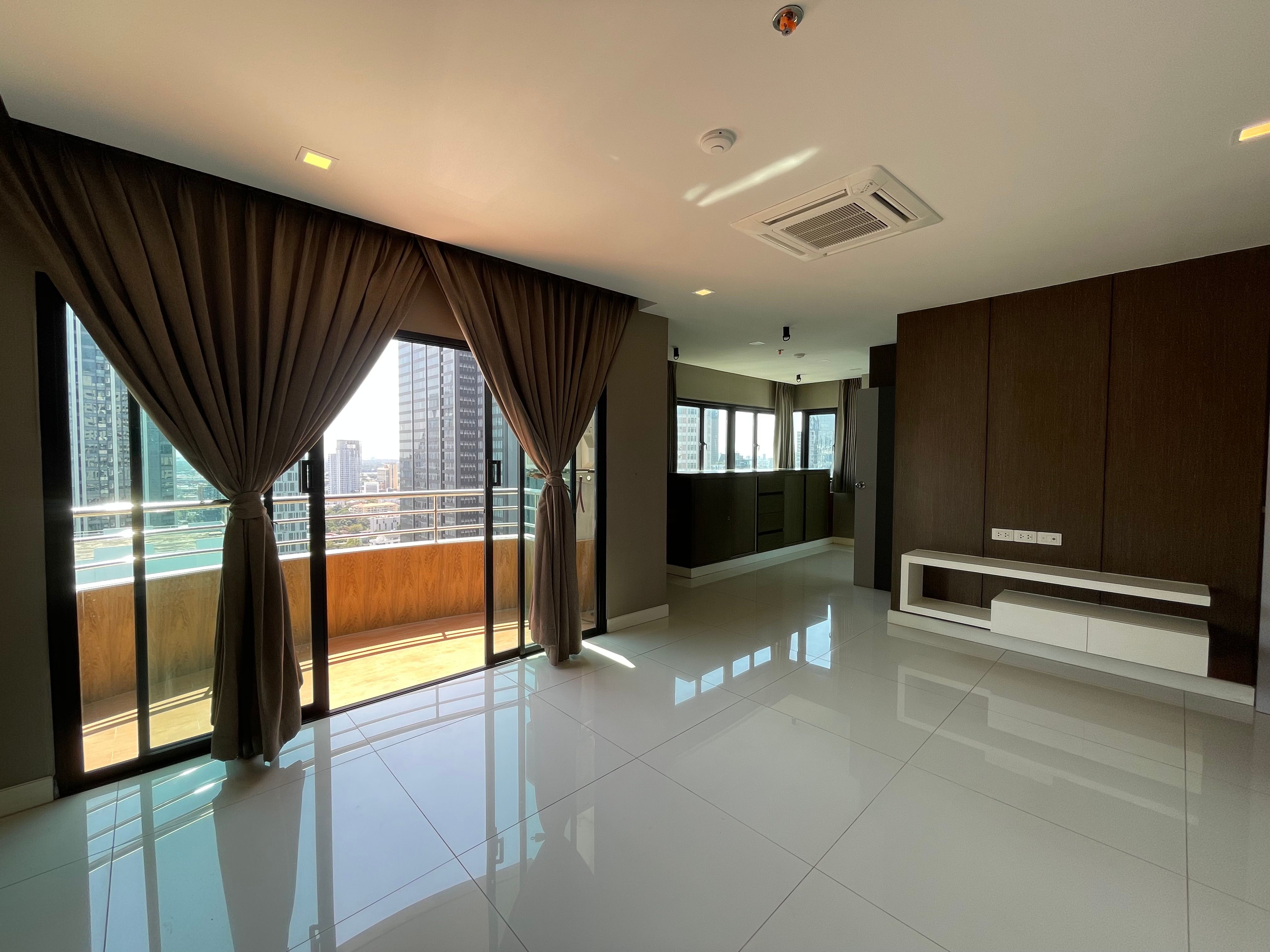 [SUT-581] Top View Tower Condominium (ท็อป วิว ทาวเวอร์ คอนโดมิเนียม) : ขายคอนโดมิเนียม 2 ห้องนอน ใกล้ทองหล่อ ดีลดีอยู่ไม่นาน ติดต่อเราเลยวันนี้!