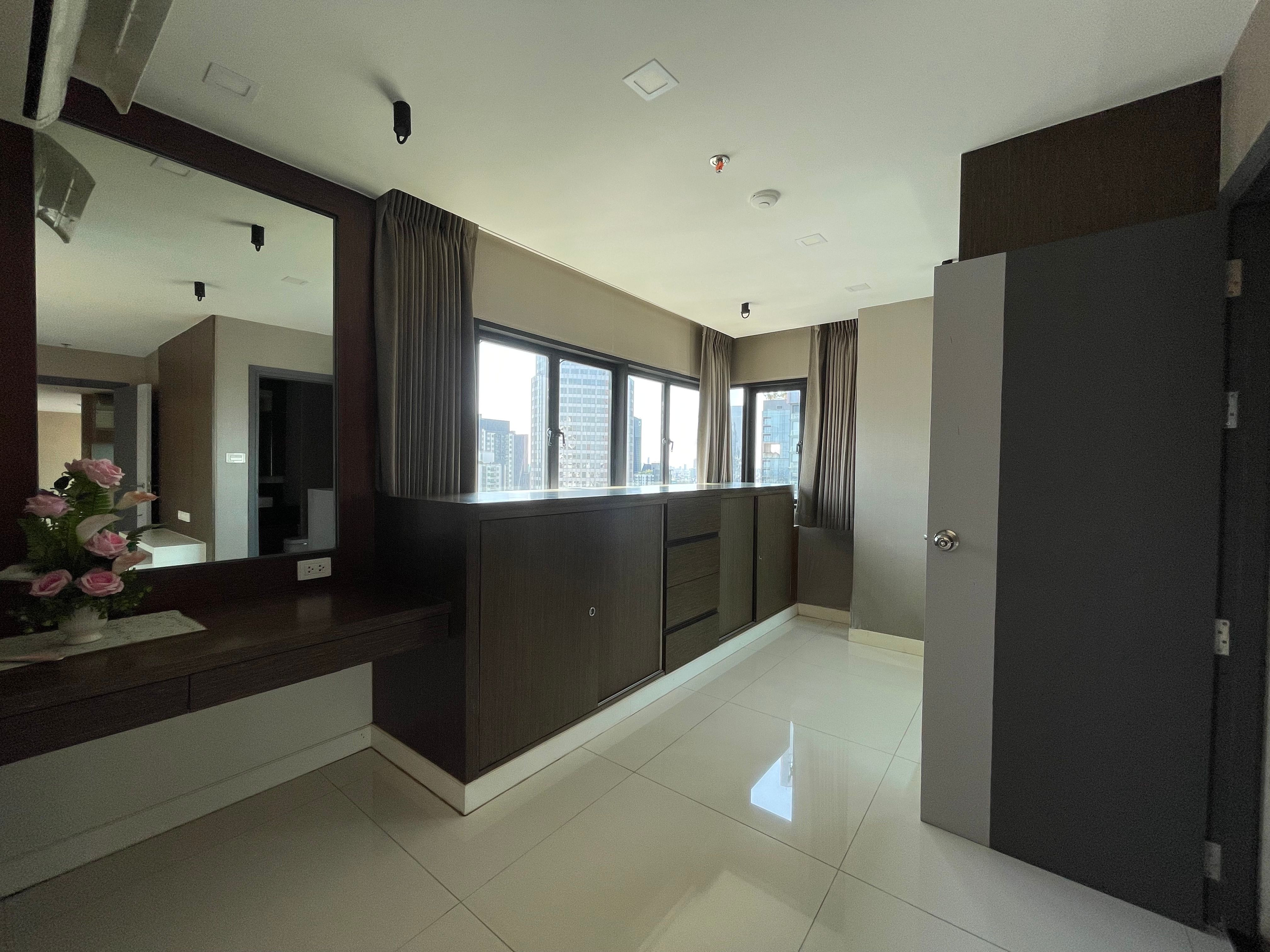 [SUT-581] Top View Tower Condominium (ท็อป วิว ทาวเวอร์ คอนโดมิเนียม) : ขายคอนโดมิเนียม 2 ห้องนอน ใกล้ทองหล่อ ดีลดีอยู่ไม่นาน ติดต่อเราเลยวันนี้!