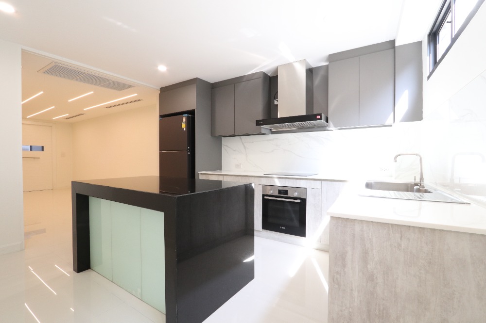 [PL-494] Townhouse for Rent near  MRT Lumphini and Klongtoey (ทาวน์เฮ้าส์ให้เช่า ใกล้  MRT ลุมพินี) : ทาวน์เฮ้าส์ให้เช่า 4 ห้องนอน ใกล้ลุมพินี บ้านนี้ดี อยู่แล้วรวย