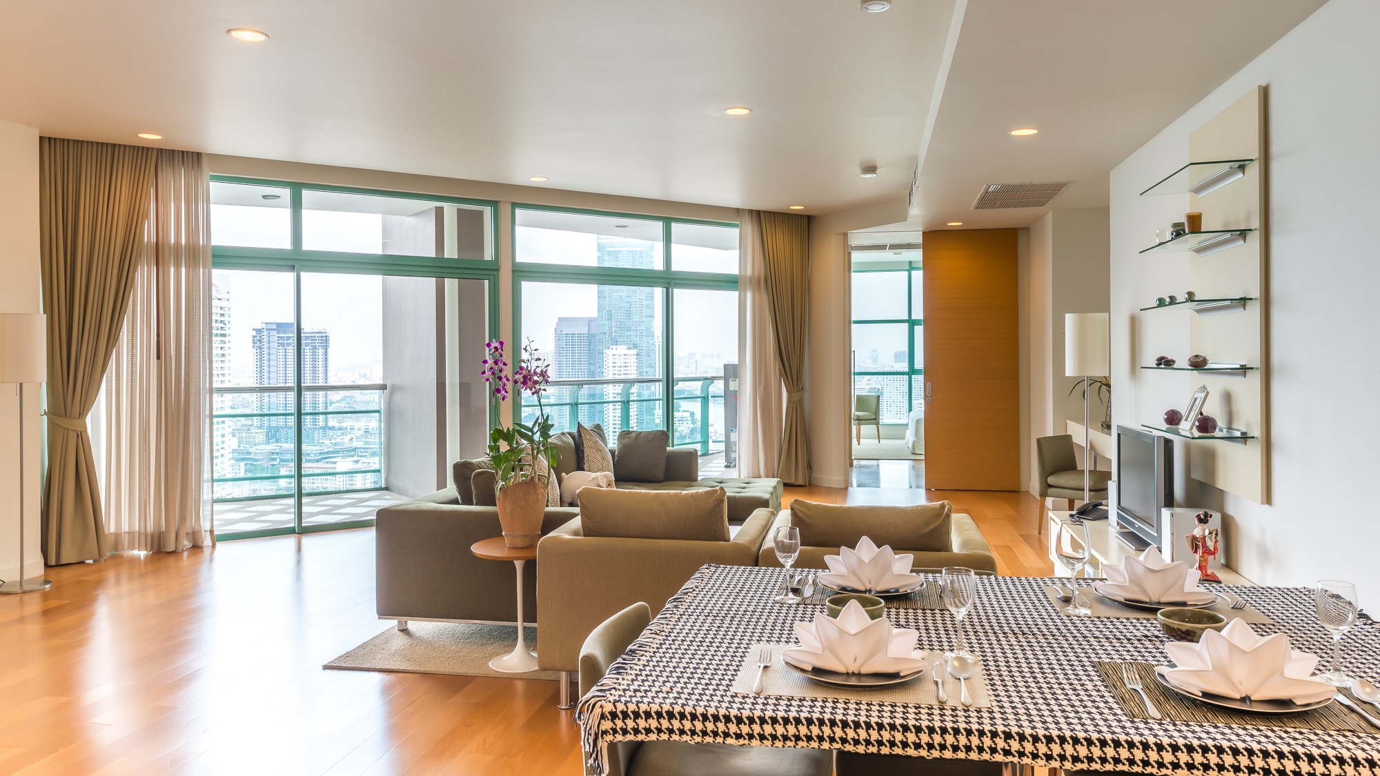 [CHC-576] Chatrium Riverside Condominium (ชาเทรียม ริเวอร์ไซด์ คอนโดมิเนียม) : คอนโดมิเนียมให้เช่า 3 ห้องนอน ใกล้สะพานตากสิน คอนโดอยู่สบาย