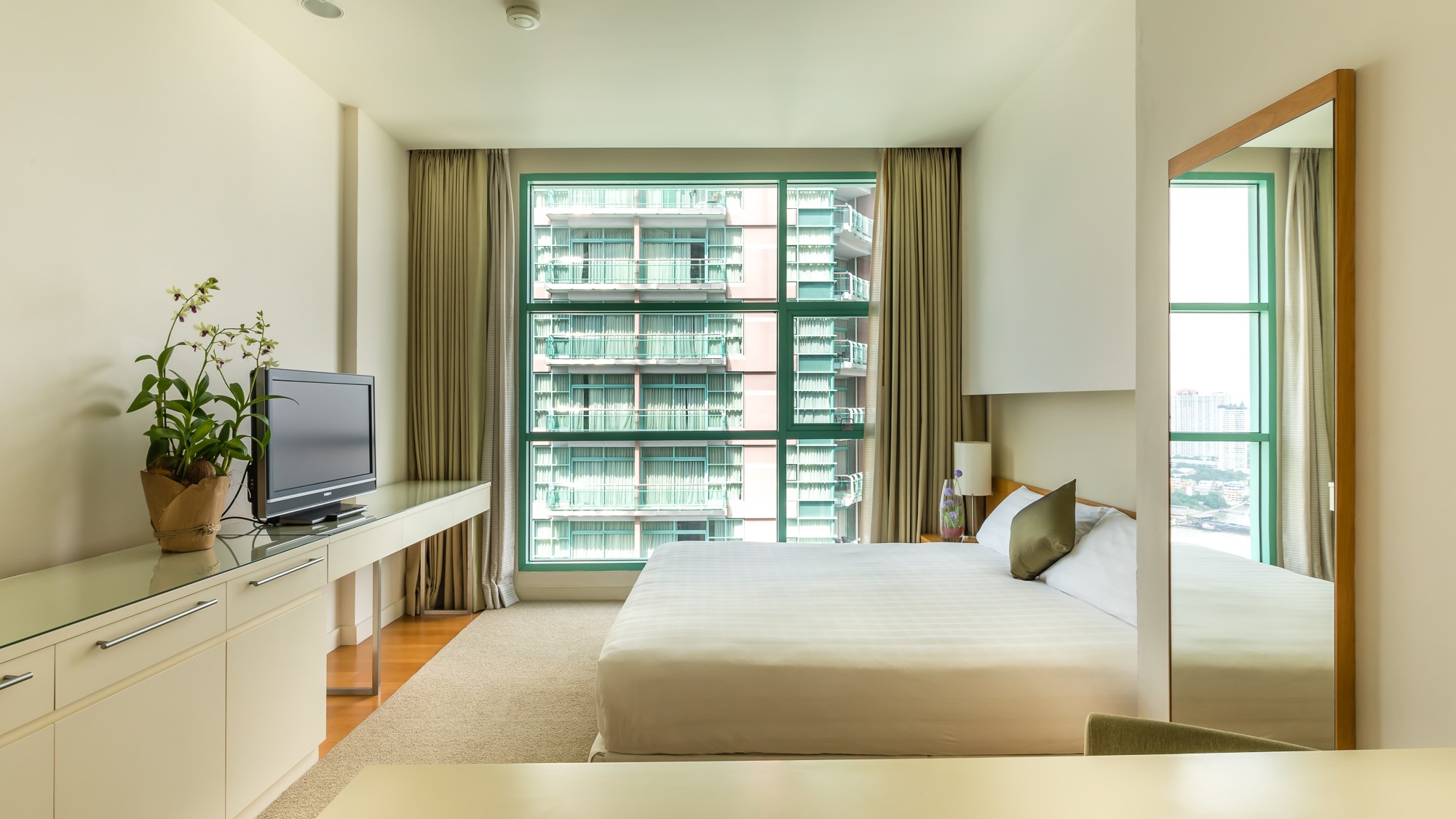 [CHC-576] Chatrium Riverside Condominium (ชาเทรียม ริเวอร์ไซด์ คอนโดมิเนียม) : คอนโดมิเนียมให้เช่า 3 ห้องนอน ใกล้สะพานตากสิน คอนโดอยู่สบาย