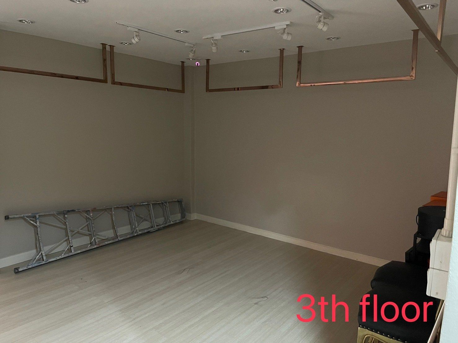 [SUT-720] 3-BR Townhouse for Rent near Thonglor (3 ห้องนอน ทาวน์เฮ้าส์ให้เช่า ใกล้ทองหล่อ) : ทาวน์เฮ้าส์ให้เช่า 3 ห้องนอน ใกล้ทองหล่อ บ้านสวย น่าอยู่มาก