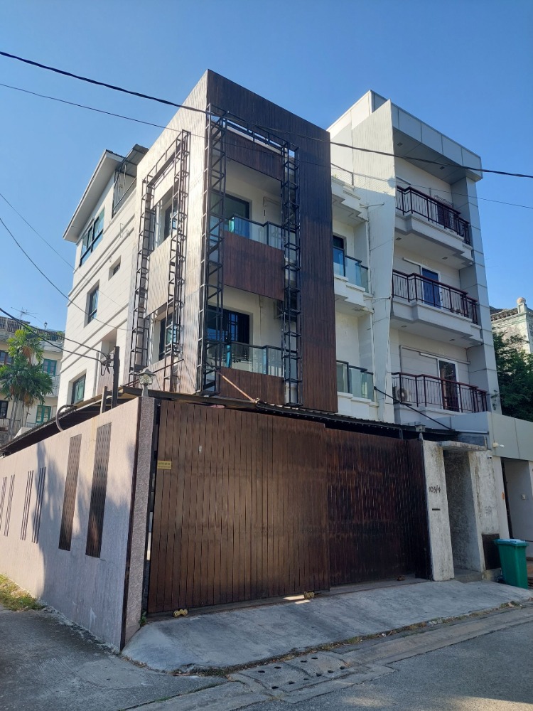 [AR-76] Townhome for Sale near BTS Ari only 500m. (ขายทาวน์โฮม ใกล้ BTS อารีย์ เพียง 500 เมตร!) : ขายทาวน์เฮ้าส์ 4 ห้องนอน ใกล้อารีย์ บ้านสวย น่าลงทุน