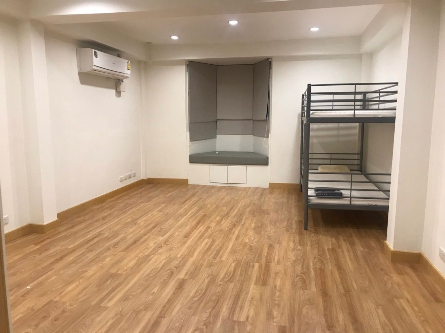 [SUE-327] Townhouse for Rent near BTS Ekkamai (ทาวน์เฮ้าส์ให้เช่า ใกล้ BTS เอกมัย) : ทาวน์เฮ้าส์ให้เช่า เลี้ยงสัตว์ได้ 3 ห้องนอน ใกล้เอกมัย บ้านให้เช่า พร้อมเข้าอยู่ ด่วน!