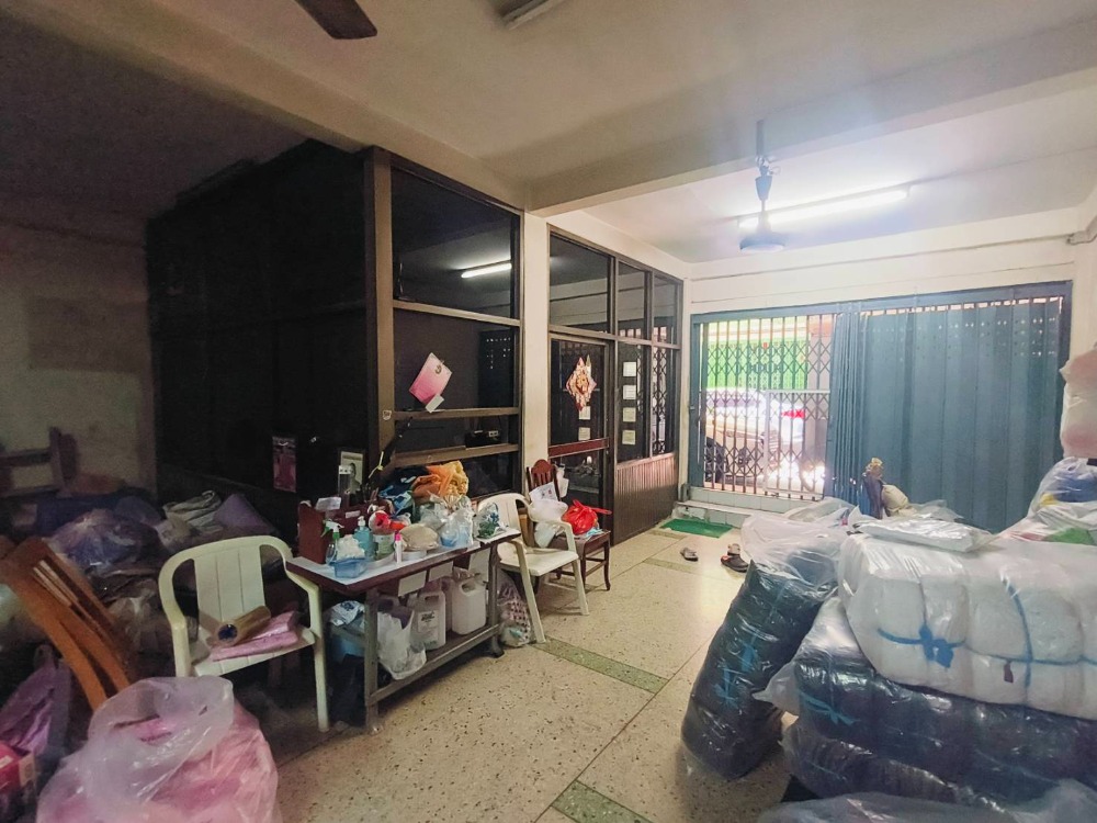 [HU-132] Selling a 3-unit townhouse, suitable for Garment or Apartment,Prime location! Close to Ratchadaphisek Road, Huai Khwang, Asoke, the Chinese Embassy, and Din Daeng (ขายตึกแถว 3 คูหา เหมาะทำ Garment หรือ Apartment ใจกลางเมือง
ทำเลทอง! ใกล้ถนนรัชดาภ