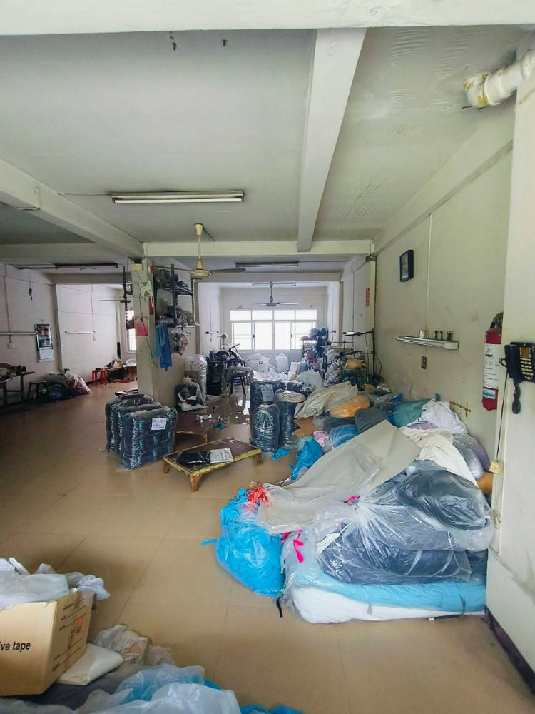 [HU-132] Selling a 3-unit townhouse, suitable for Garment or Apartment,Prime location! Close to Ratchadaphisek Road, Huai Khwang, Asoke, the Chinese Embassy, and Din Daeng (ขายตึกแถว 3 คูหา เหมาะทำ Garment หรือ Apartment ใจกลางเมือง
ทำเลทอง! ใกล้ถนนรัชดาภ