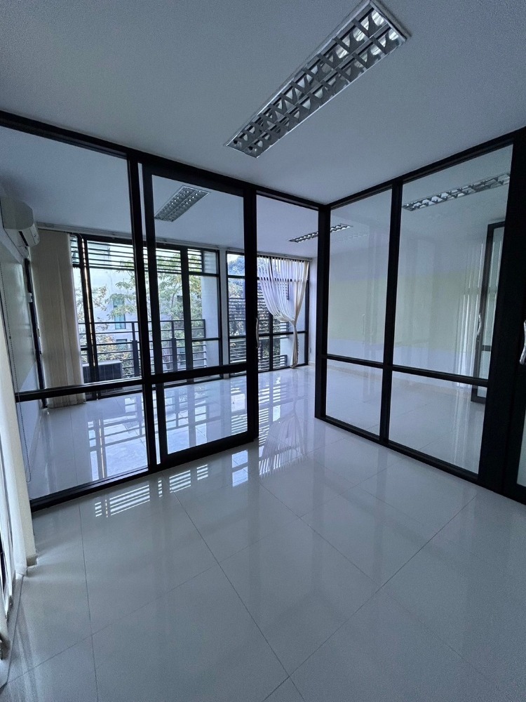 [RA-403] Townhouse Home office for Rent in Nirvana At Work Rama 9, prime location near Homepro The Nine. (ให้เช่าโฮมออฟฟิศ 4 ชั้น เนอวานา แอทเวิร์ค พระราม 9
ทำเลดี สะดวกสบาย ใกล้ Homepro The Nine) : ทาวน์เฮ้าส์ให้เช่า 5 ห้องนอน ใกล้พระราม 9 บ้านให้เช่า พร