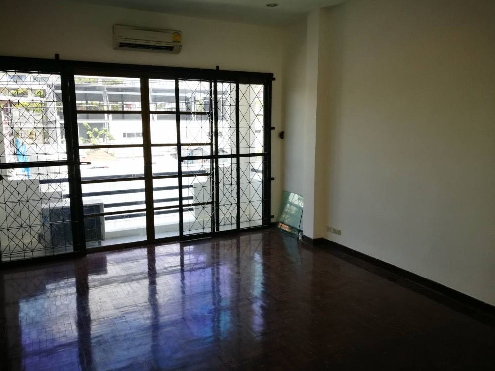 [SUP-531] House for Rent near BTS Phrom Phong (บ้านให้เช่า ใกล้ BTS พร้อมพงษ์) : บ้านให้เช่า เลี้ยงสัตว์ได้ 4 ห้องนอน ใกล้พร้อมพงษ์ บ้านสวย น่าอยู่มาก